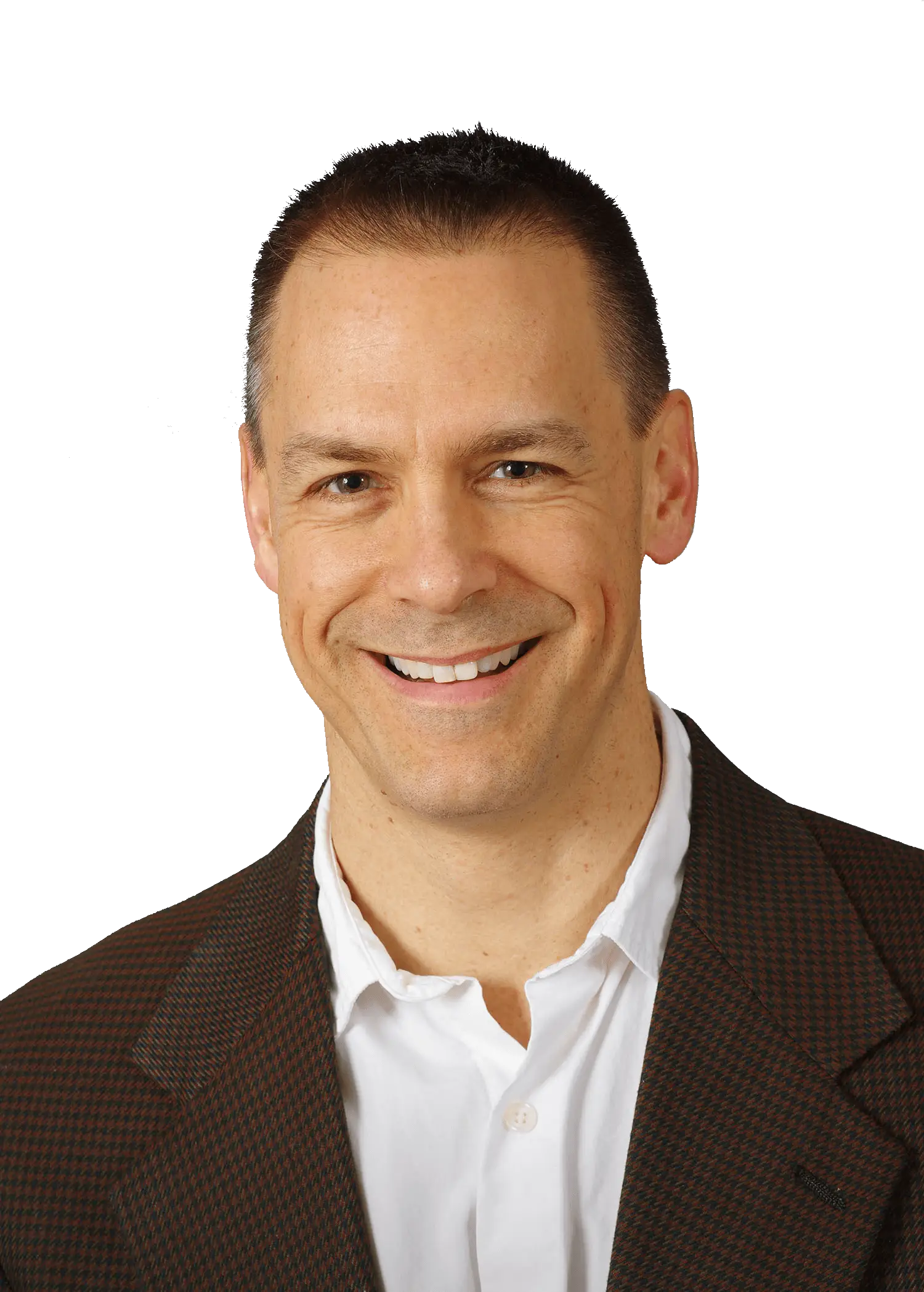 A man in a suit and tie smiling for the camera.